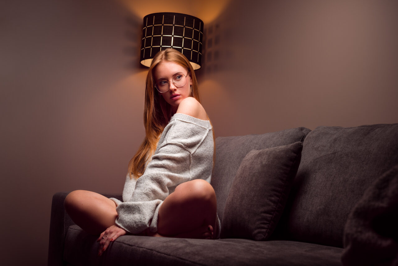 photo cocooning fille rousse avec lumière naturelle et flash studio