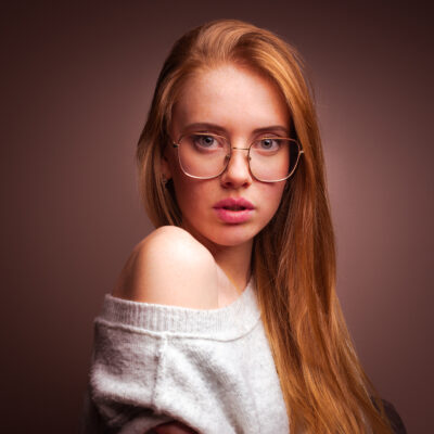 portrait fille rousse à lunette couleur chaleureuse