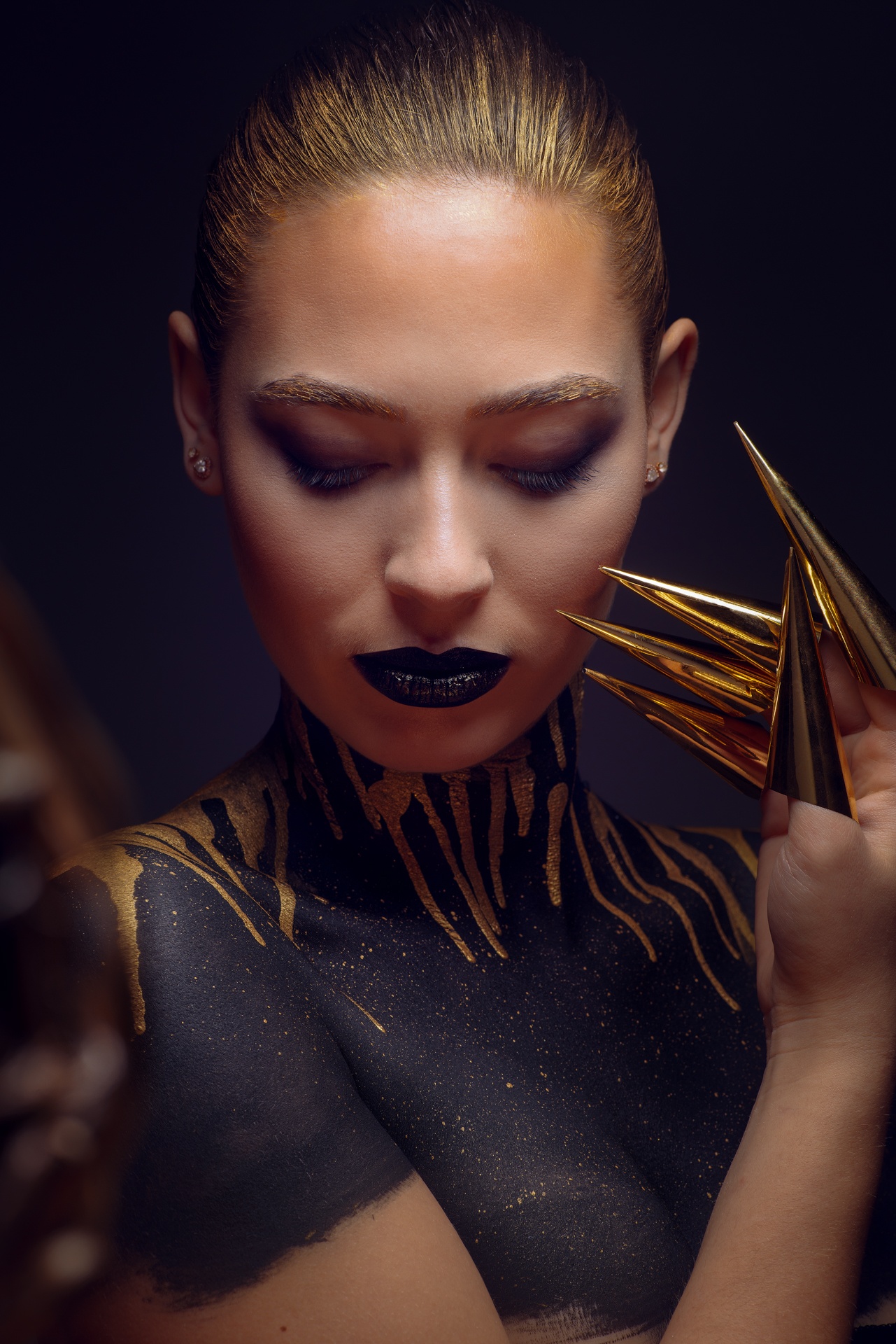 Photo closeup maquillage noir et or griffes dorées Makeup Emilie Vergnier