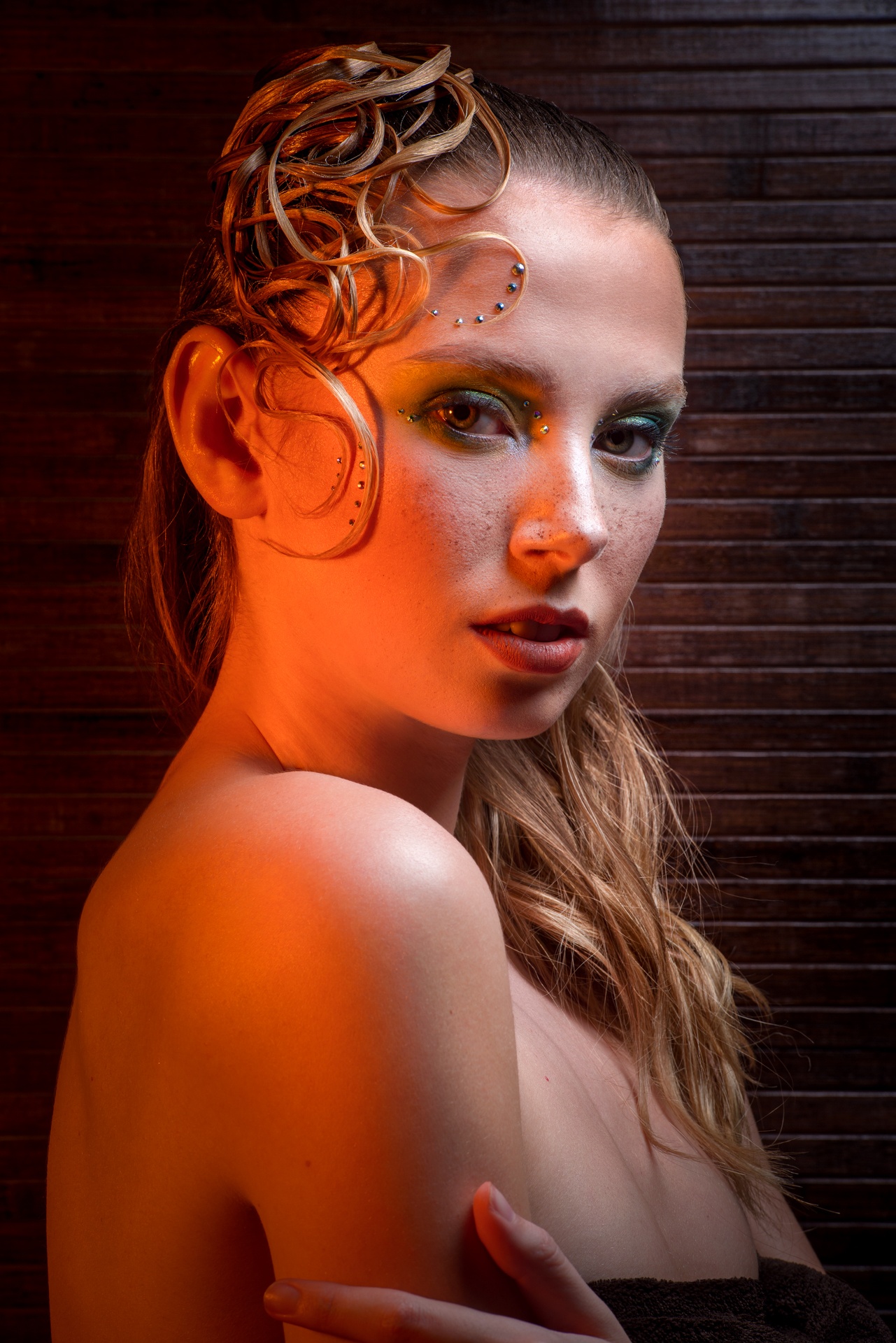 photo closeup maquillage makeup yeux vert orange tache de rousseur strass sur le visage coiffure artistique coiffure jerome levas Makeup Emilie Vergnier