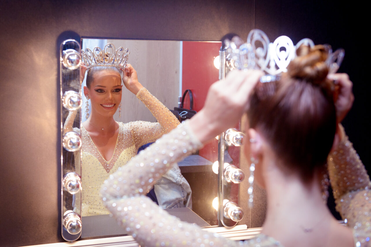 Sourire Miroir Maeva Coucke Miss France 2018 Cabaret de Licques Miss Nord pas de calais Miss Vallée de la Hem 2022 Loge Diadème Couronne